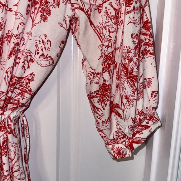 H&M DRESS! Ivory and Red color. Size Medium. Great condition. Drawstring sides. - Picture 9 of 11